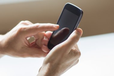 Akıllı telefonlu bir iş adamı.