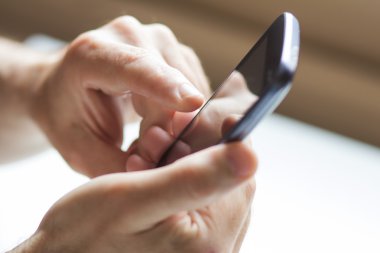 Akıllı telefonlu bir iş adamı.