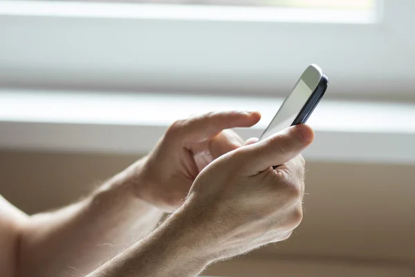 Zakenman met een smartphone — Stockfoto