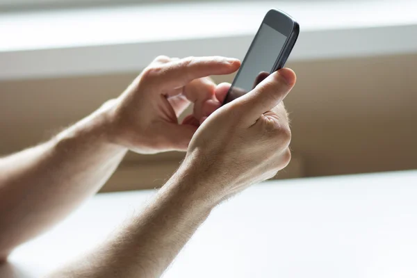 Geschäftsmann mit Smartphone — Stockfoto