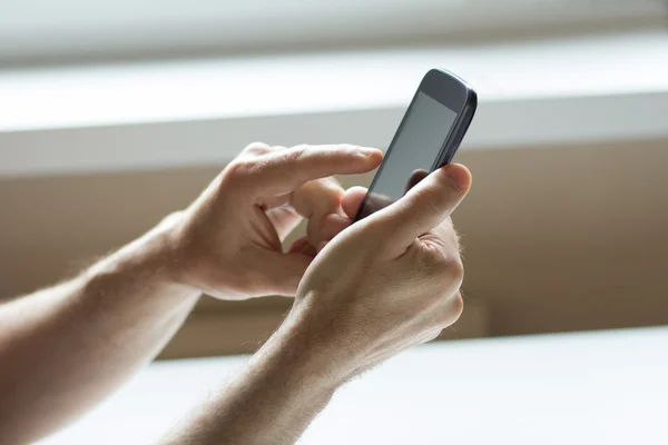 Zakenman met een smartphone — Stockfoto