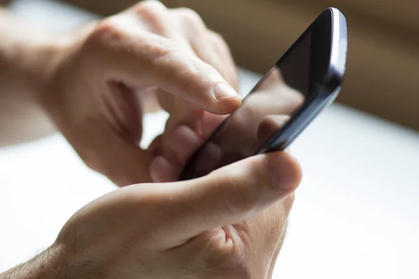 Geschäftsmann mit Smartphone — Stockfoto