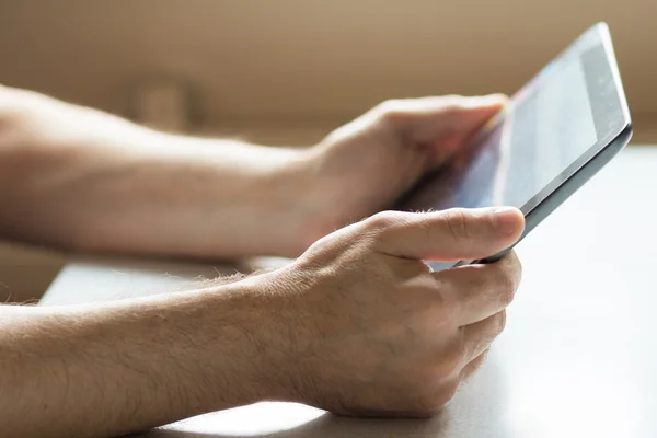 Primer plano del hombre con la PC tableta — Foto de Stock