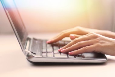 Dizüstü bilgisayar ile kadın closeup