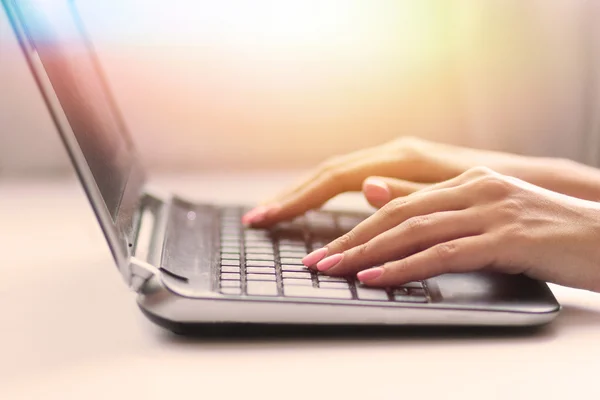 Dizüstü bilgisayar ile kadın closeup