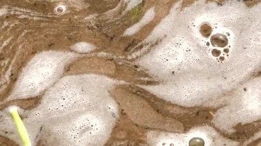 Güneş ışınları dalgaları yansıtır. Gri gökyüzüne karşı deniz dalgaları.