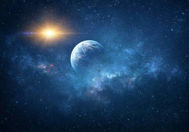 Yıldız kümeleri ve nebulaların arkasındaki gezegen, uzayda parlayan güneş. Evrenin Parçası.