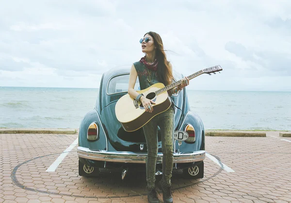 Hippie, guitar and vintage car — Stock Photo, Image