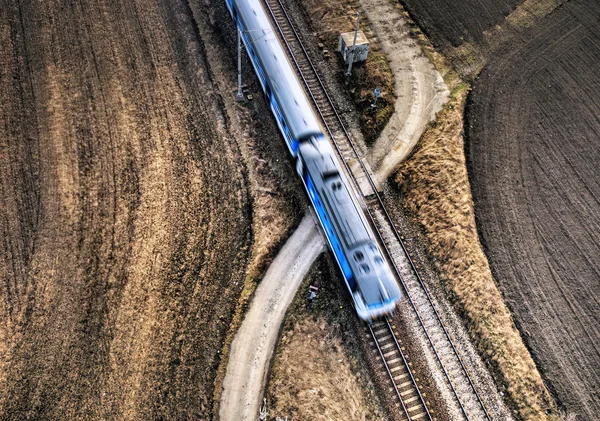 Vista aérea superior del tren que cruza un camino de tierra — Foto de Stock