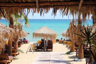 Popüler Yunan plajı, Ammolofoi. Ege kıyısındaki kumsal manzarası. Nea Peramos, Kavala, Kuzey Yunanistan.