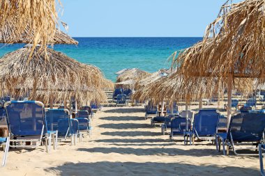 Popüler Yunan plajı, Ammolofoi. Ege kıyısındaki kumsal manzarası. Nea Peramos, Kavala, Kuzey Yunanistan.