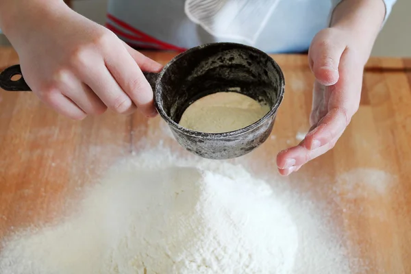Child hands sifted flour. — Stock Photo, Image