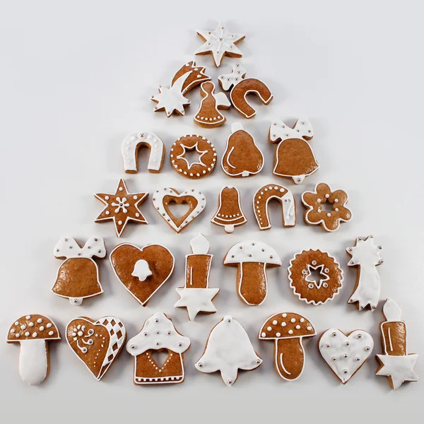 Pão de gengibre de Natal feito à mão na forma de uma árvore de Natal — Fotografia de Stock