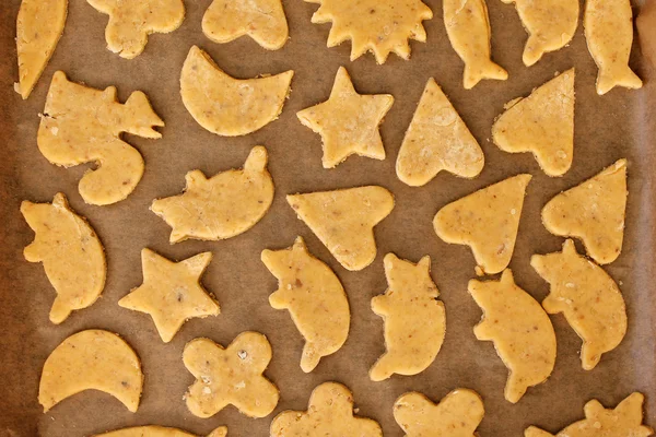 Rema las galletas en una bandeja para hornear —  Fotos de Stock