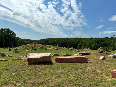 Sıra dışı kaya oluşumları ve süs ağacıyla sahne taşı parkı, Ukrayna 'nın Harkiv kenti yakınlarında doğal bir cazibe merkezi.