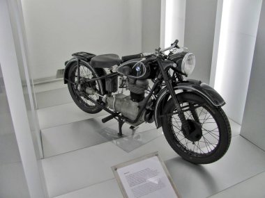 26.07.2013, Almanya, Münih, BMW Müzesi. Klasik klasik BMW motosiklet modern müzenin içinde sergileniyor.. 