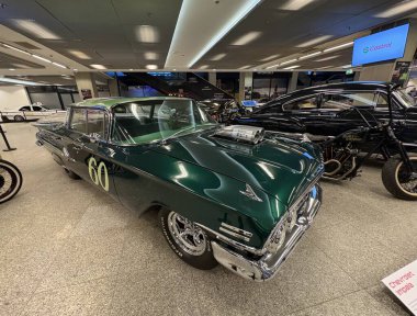 01.01.2026 Polonya, Varşova otomobil sergisi, 1960 model metalik yeşil renkli özel bir Chevrolet Impala lowrider, 60 numaralı yarışla birlikte klasik bir araba sergisinde sergilendi..