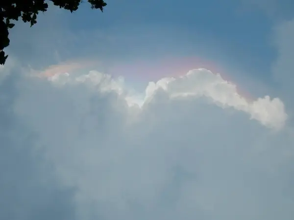 Spectre Couleur Sur Nuages Pluie Blanche Dans Ciel Bleu — Photo