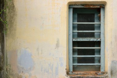Duvardaki harap olmuş ahşap pencere.