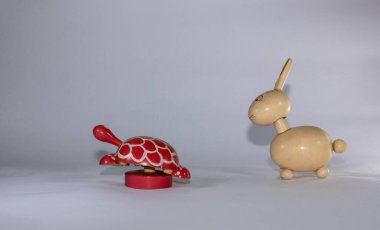 Tavşan kaplumbağa yarışı - hikaye sahnesi yavaş hareket eden bir kaplumbağayla alay eden bir tavşanı ilgilendirir