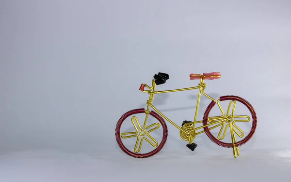 Игрушечный Велосипед Металлической Проволоки Белом Фоне — стоковое фото