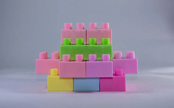 Beyaz Arkaplanda Istiflenmiş Oyuncak Blokları — Stok fotoğraf