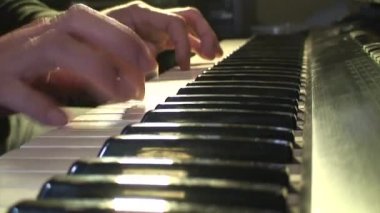 piyanist piyano tuşları 4 oynayan eller