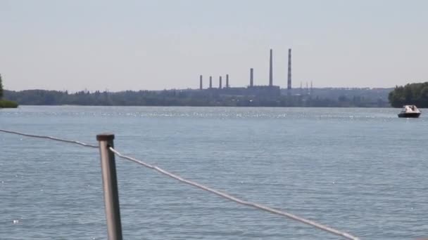 Yacht bateau flottant sur la rivière — Video