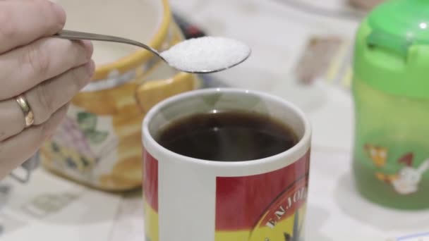 Giet de suiker in de koffie Stockvideo's