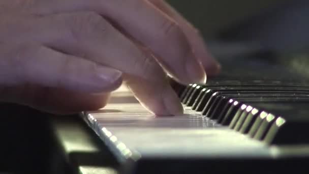Händer pianist spelar pianotangenter 1 — Stockvideo