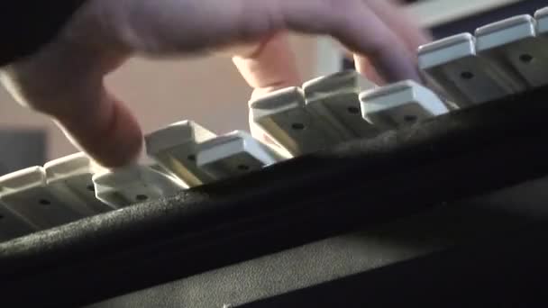 Mãos pianista tocando as teclas do piano 8 — Vídeo de Stock