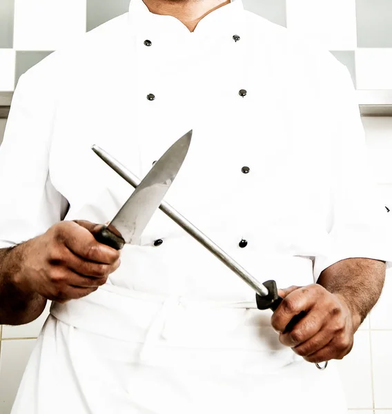 Шеф Повар Точит Кухонный Нож Работе — стоковое фото