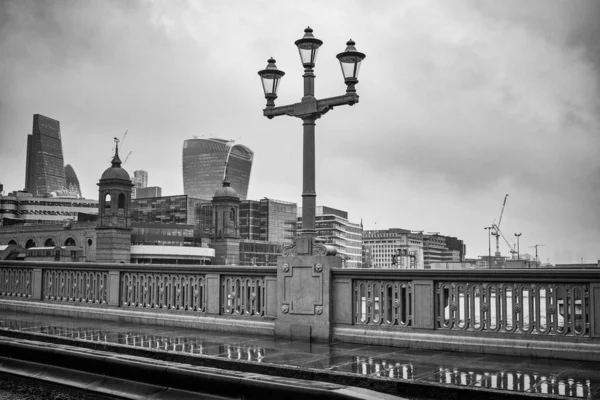Κοιτάζοντας Έξω Από Γέφυρα Southwark Στην Πόλη — Φωτογραφία Αρχείου