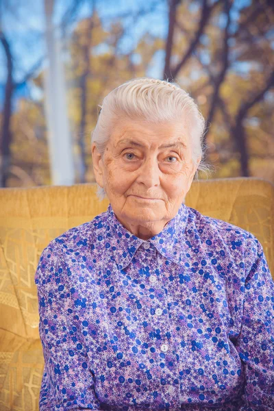 Retrato de uma avó idosa — Fotografia de Stock