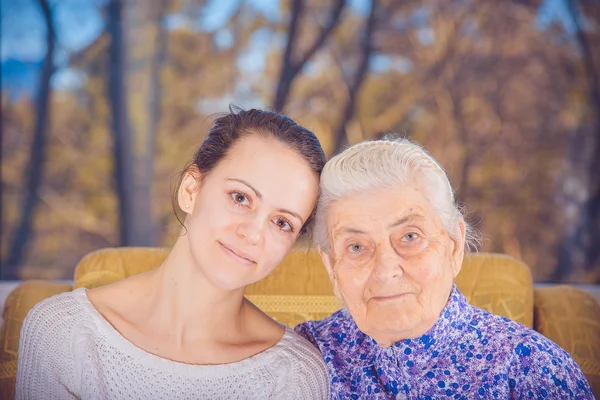 Una joven y una abuela anciana . — Foto de Stock