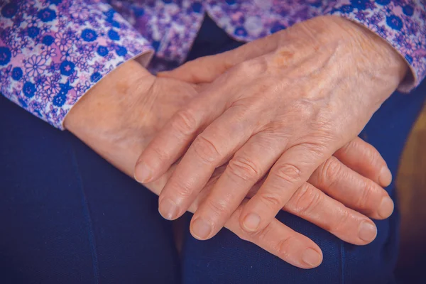 Handen van een bejaarde oma Rechtenvrije Stockfoto's