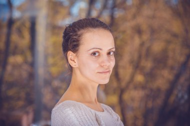 Kız iyi bir görünüm ile büyük bir pencere arka plan üzerinde