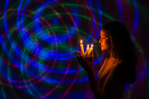 Girl and candle wax. Colorful wall. — Stock Photo, Image