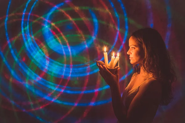 Girl and candle wax. Colorful wall. — Stock Photo, Image