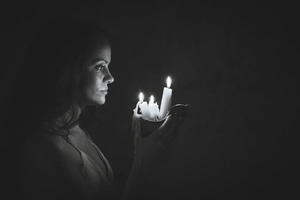 Uma rapariga a segurar uma vela de cera. Casa abandonada . — Fotografia de Stock