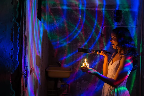 Menina aquece jantar usando velas de cera — Fotografia de Stock