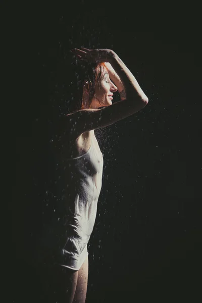 Sprchový kout. Dívka v bílé tričko, stojící pod sprchou. — Stock fotografie