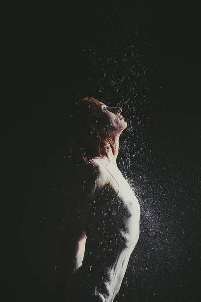 Душ. Дівчина в білій футболці, що стоїть під душем . — стокове фото