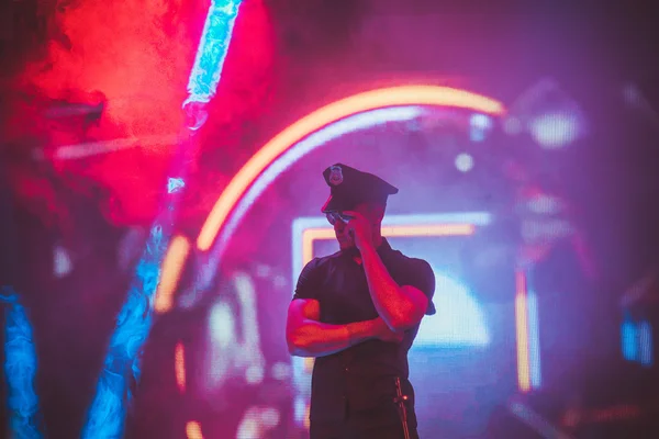 Strippers. Man dancing at a strip dressed policeman. — Stock Photo, Image