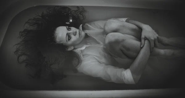 Het meisje in de badkamer. Slop. — Stockfoto