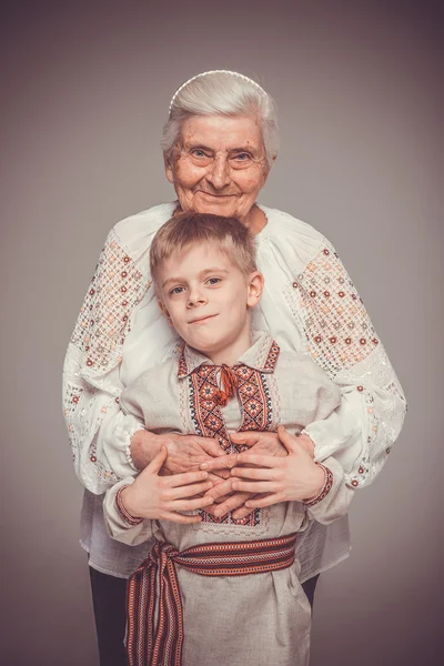 Бабушка с внуком. Бабушка обнимает внука . — стоковое фото