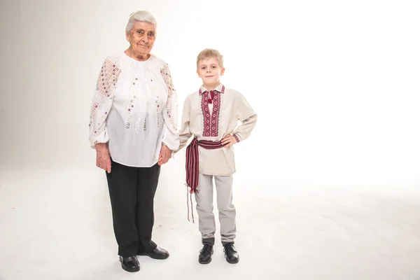Nonna con nipote. Nonna che abbraccia suo nipote . — Foto Stock