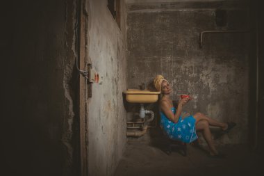 Ucuz konaklama. Eski bir apartman dairesinde çay içme kız