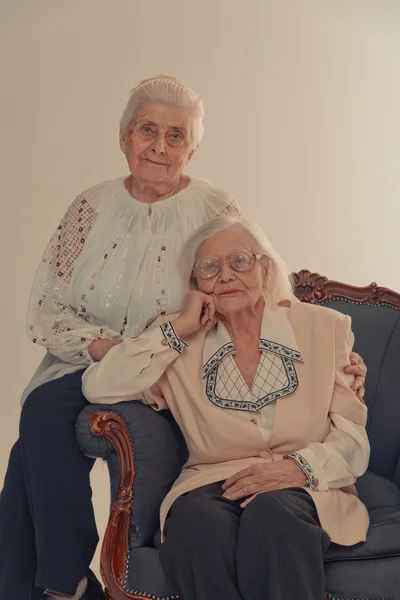 Avós. Duas avós sentadas na cadeira. Duas irmãs. — Fotografia de Stock