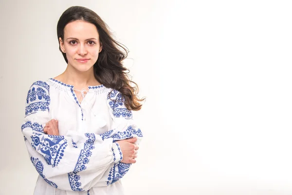 La ragazza in costume nazionale. Ricamo ucraino — Foto Stock